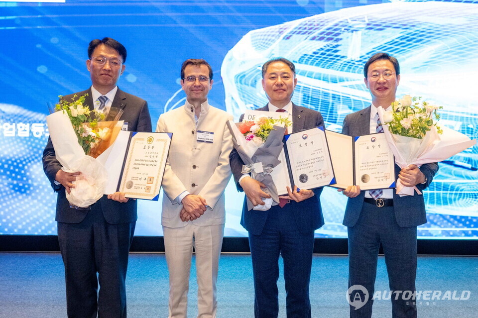 ‘제22회 자동차의 날’에 국무총리표창 및 장관표창을 수상한 임직원 3인과 스테판 드블레즈 대표이사 (르노코리아)