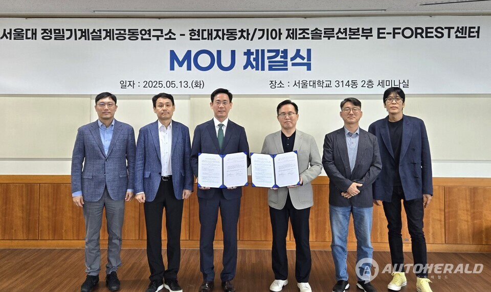 현대차·기아 제조솔루션본부 E-FOREST센터가 서울대학교 정밀기계설계 공동연구소와 ‘소프트웨어 중심 공장(Software Defined Factory, 이하 SDF) 구현을 위한 MOU’를 체결했다. 사진(왼쪽부터)은 서울대학교 정밀기계설계공동연구소 부소장 박용래 교수, 기계공학부 조규진 교수, 소장 안성훈 교수, 현대차·기아 E-FOREST 센터장 이재민 상무, 제조SI기술개발실 최영태 상무, 제조SW개발실 민정국 상무다. 