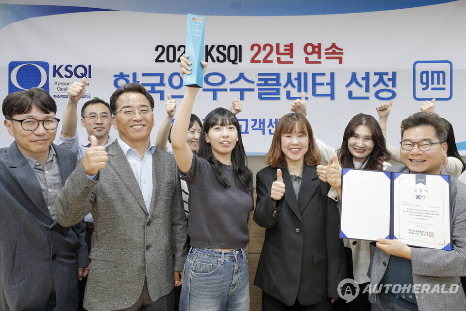 2025년 KSQI 우수콜센터 선정 기념 이벤트에 참석해 GM 한국사업장 애프터세일즈 서비스 부문 임직원 및 고객센터 직원들과 단체 사진을 촬영하고 있는 박이원 GM 한국사업장 애프터세일즈 서비스 부문 상무(앞줄 좌측에서 두 번째)와 최은영 GM 한국사업장 애프터세일즈 서비스 부문 본부장(앞줄 좌측에서 네 번째)