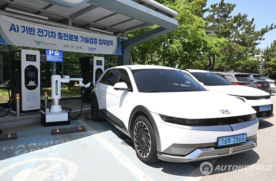 AI 기반 전기차 자동 충전 로봇으로 아이오닉5 차량을 충전하고 있는 모습. (현대자동차)