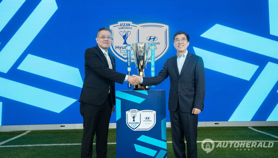 현대컵의 공식 출범을 알리며 악수하는 (왼쪽부터) 키에프 사메스(Khiev Sameth) 동남아시아축구연맹 회장과 김성남 현대자동차 아태권역본부장. (현대자동차)