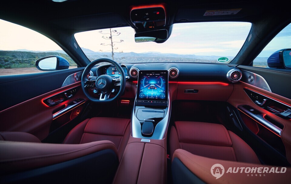 더 뉴 AMG GT 55 4MATIC+는 14가지 인테리어 가죽 색상이 제공되며 마누팍투어 프로그램을 통한 개인화 옵션도 가능하다. (메르세데스 벤츠 코리아)