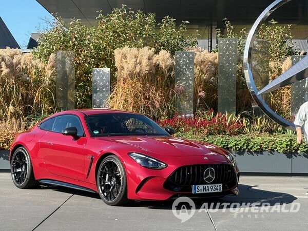 최고 출력 476마력의 강력한 성능을 발휘하는 ‘더 뉴 메르세데스-AMG GT 55 4MATIC+’가 국내 시장에 공식 됐다. (오토헤럴드 DB)