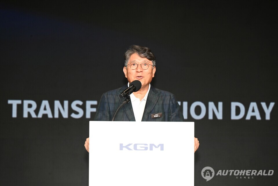 KGM이 지난해 8월 트랜스포메이션 데이를 열고 미래 모빌리티 기업으로 도약을 위한 주요 전략 공유 및 신차 '액티언' 을 출시하며 새로운 변화와 시작을 공식 선언했다. 사진은 곽재선 회장이 인사말을 하는 모습. (KGM)