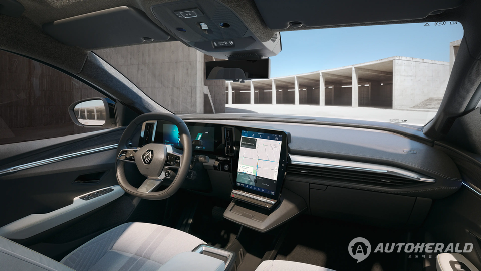 르노의 전기차 전용 플랫폼 ‘AmpR 미디움’ 기반으로 개발된 전기 SUV 세닉 E-Tech 100% 일렉트릭은 여유있는 공간과 투명도 조절이 가능한 ‘솔라베이(Solarbay) 파노라믹 선루프’를 탑재했다. 사진은 유럽 버전으로 국내 출시 모델과 일부 사양에 차이가 있을 수 있다. (르노)