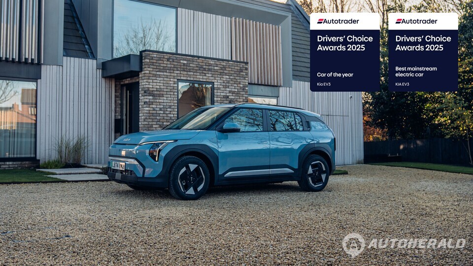 영국 오토트레이더(Autotrader) 주관한 2025 드라이버스 초이스 어워드에서 최고의 주류 전기차(Best Mainstream Electric Car)’와 ‘올해의 차(Car of the Year)’를 동시에 수상한 기아 EV3. (기아)