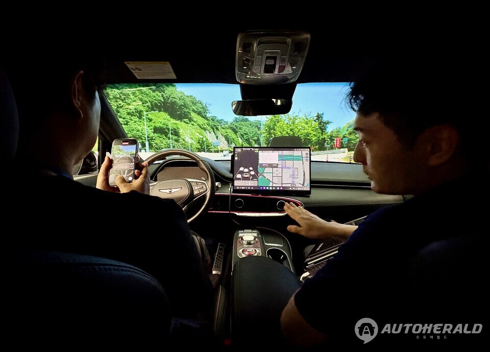 UX 캔버스와 피쳐 개발 룸에서 도출된 UX 콘셉트를 가상 환경에서 검증하는 시뮬레이션을 현대차 연구원이 재연하고 있다. 사진 속 전면 유리의 도로 모습은 가상 공간으로 서울, 미국 샌프란시스코, 인도 델리 등 전 세계 주요 도시의 실제 지도를 기반으로 개발됐다. (오토헤럴드 김흥식 기자)