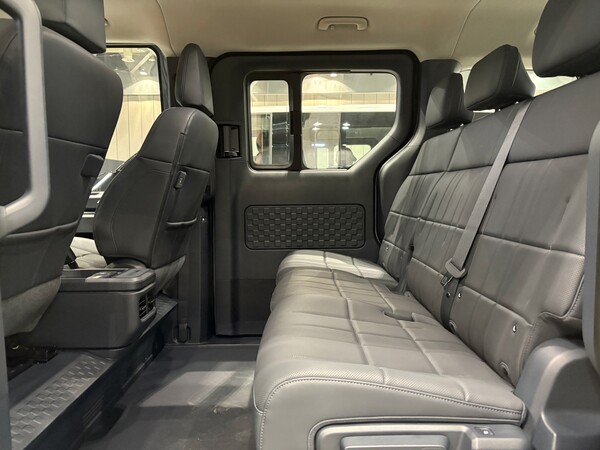 PV5 패신저의 2열 시트는 단순하지만 넉넉한 무릎공간과 측면 창문의 개방감이 뛰어나다. (오토헤럴드 김흥식 기자)