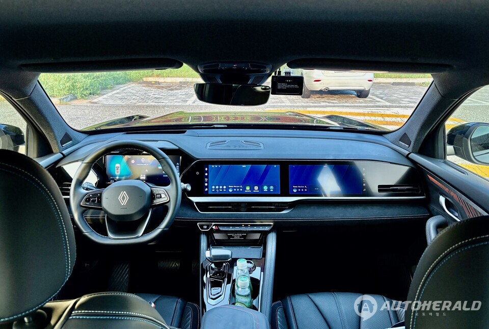 그랑 콜레오스 실내에는 동승석까지 확장된 openR 파노라마 스크린과 보스 사운드 시스템 등 동급 최고의 사양을 갖추고 있다.(오토헤럴드 김흥식 기자)