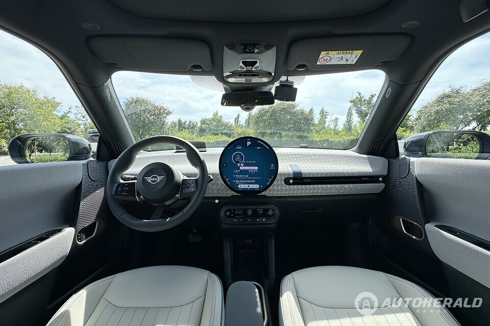 실내는 미니 브랜드 특유의 독특한 디자인이 반영됐다(오토헤럴드 김훈기 기자)