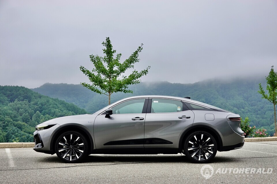 길게 뻗은 루프라인과 대구경 휠이 어우러진 크라운의 측면 실루엣. 세단과 SUV의 경계를 허문 새로운 플래그십 크로스오버의 정체성을 보여준다.(김흥식 기자)