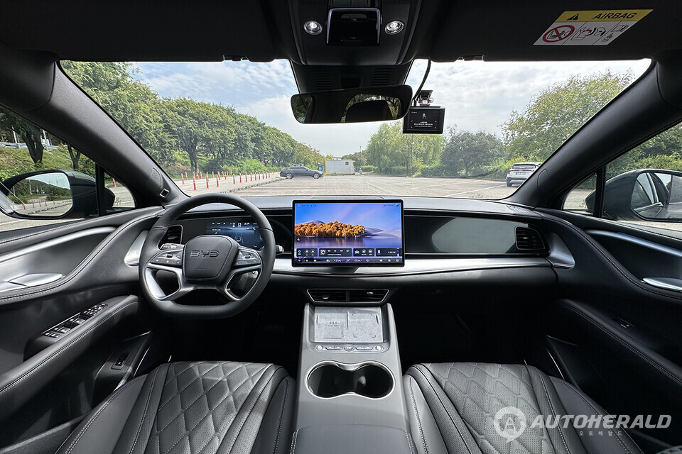 실내는 테슬라 모델 Y와 비교해도 2열 공간이 더 여유로운 설정이다(오토헤럴드 김훈기 기자)