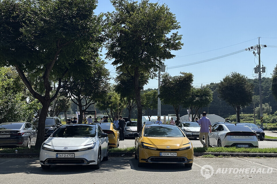 프리우스 HEV AWD XLE는 일반 모델에 비해 가격 인상폭을 최소화한 부분이 눈에 띈다(오토헤럴드 김훈기 기자)