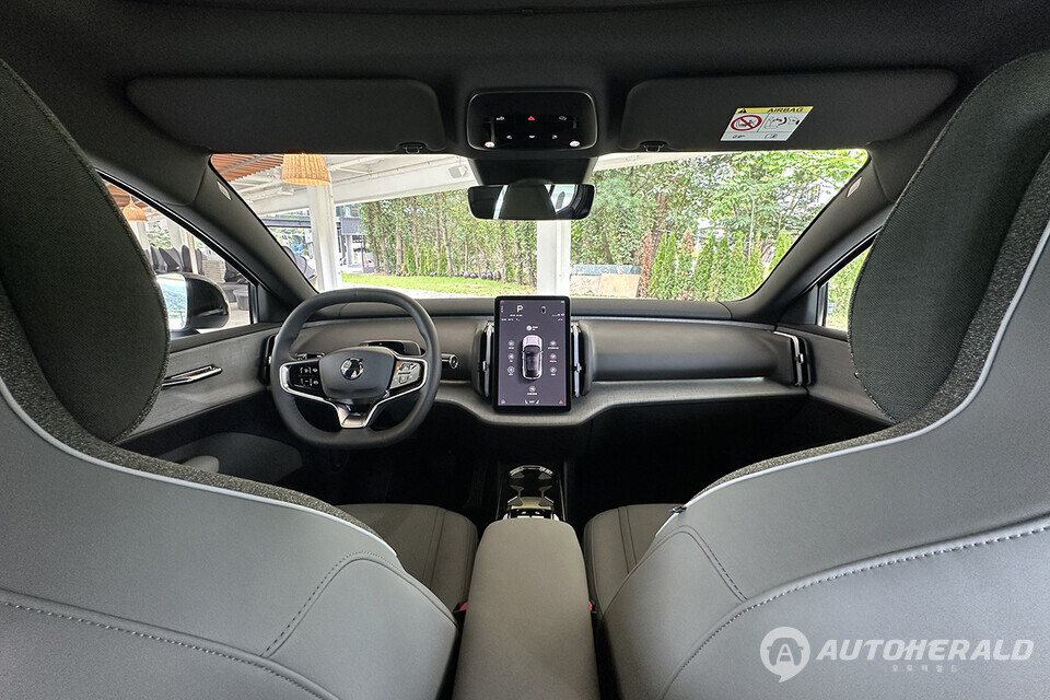 실내는 미니멀함이 특징으로 편안한 분위기를 연출했다(오토헤럴드 김훈기 기자)