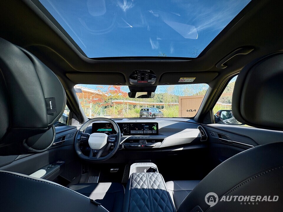 기아 EV5의 실내. 파노라믹 와이드 디스플레이는 12.3인치 클러스터와 12.3인치 인포테인먼트 디스플레이로 간결한 것이 특징이다.(김흥식 기자)