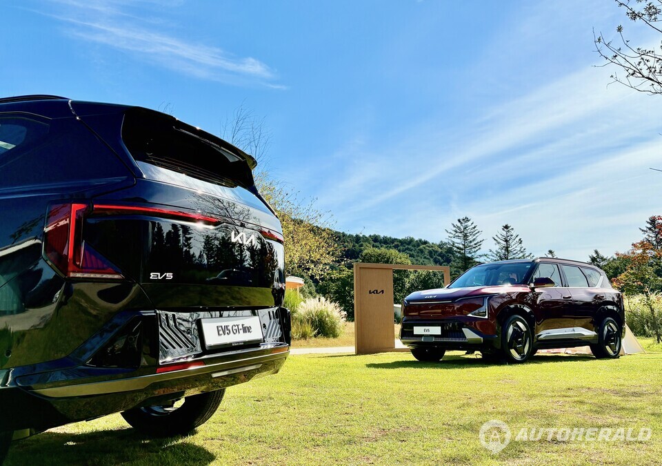 기아 EV5는 박시한 외관에 날렵한 조명으로 단순하고 담백하게 다듬어진 생활 밀착형 디자인을 하고 있다.(김흥식 기자)