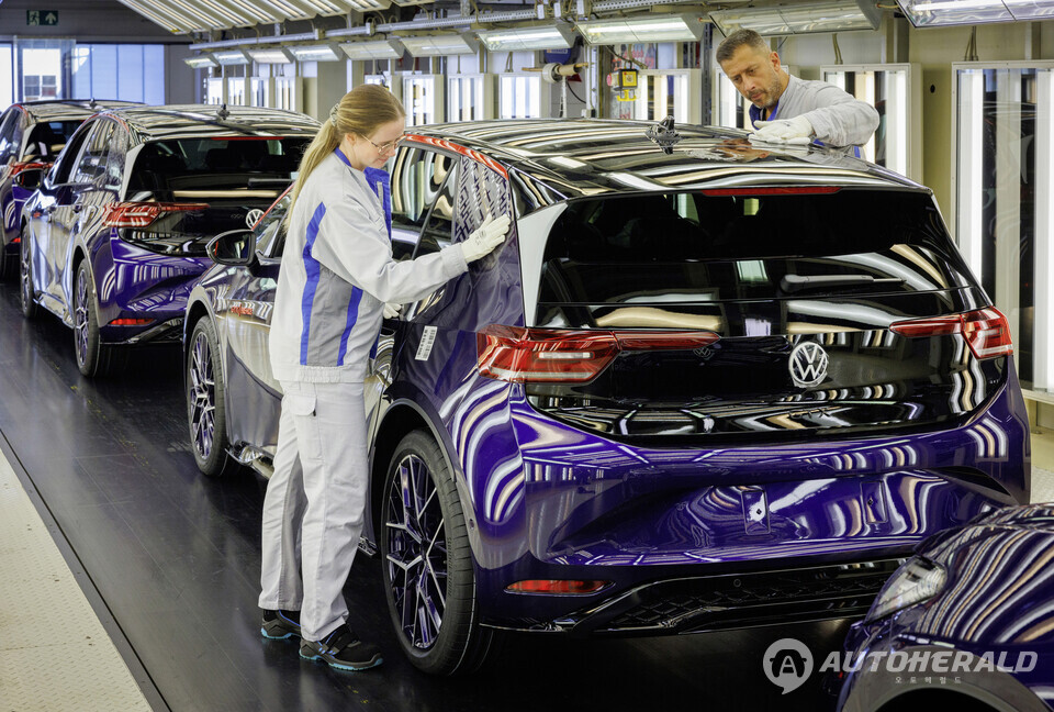 폭스바겐 전동화 핵심 시설인 츠비카우(Zwickau) 공장이 일시적 생산 중단을 결정하면서 유럽 주요 완성차 업체의 전동화 전략에 적지 않은 영향을 줄 전망이다. (폭스바겐)