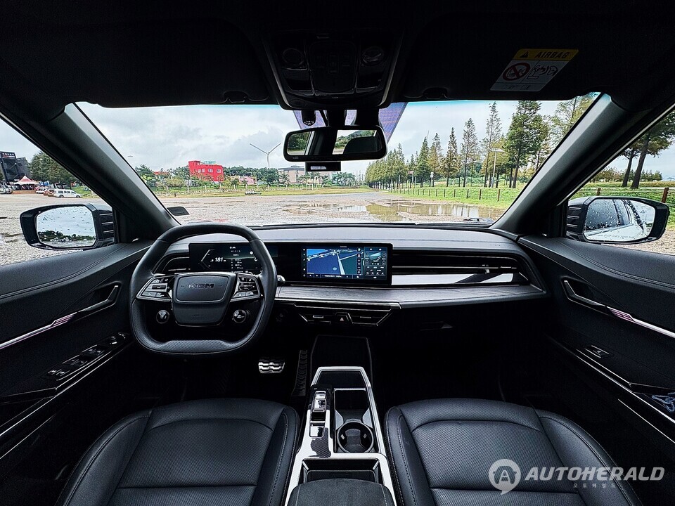 무쏘 EV 실내는 파노라마 와이드 스크린과 물리적 버튼을 최소화한 간결한 디자인을 하고 있다. (김흥식 기자)