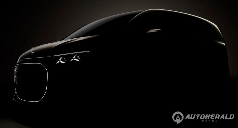 메르세데스-벤츠가 순수전기 미니밴 ‘VLE’의 선행 양산을 시작하며 신차의 티저 이미지를 공개했다(출처: 벤츠)