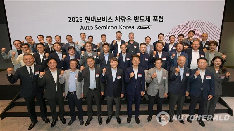 현대모비스와 현대차·기아를 비롯해 LX세미콘·텔레칩스 같은 팹리스, DB하이텍·SK하이닉스 파운드리 같은 제조사, 에이디테크놀로지 등 디자인하우스, 그리고 패키징·테스트 업체, 학계와 정부까지 총 23개 기업과 기관이 참여한 ASK가 29일 출범했다.(현대모비스)