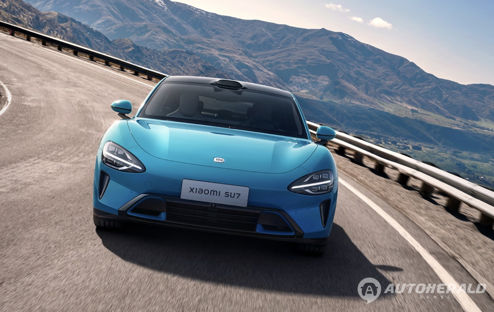 샤오미가 단 기간 고성능 전기차를 개발할 수 있었던 배경에는 테슬라 모델 Y를 직접 분해하며 연구한 덕분으로 밝혀졌다. (샤오미)