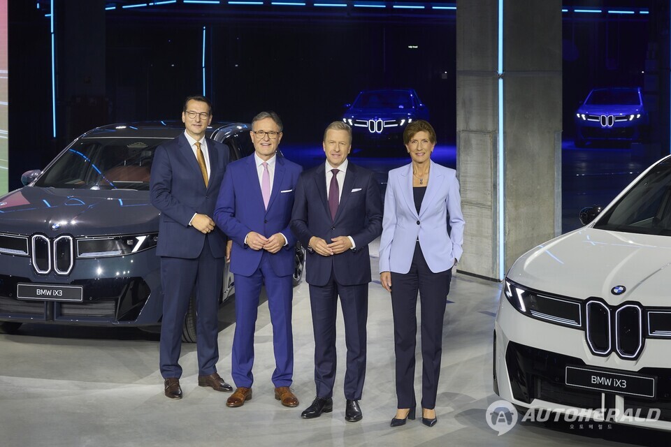 BMW 그룹 경영진이 데브레첸 공장 개소식에서 신형 BMW iX3와 함께 기념 촬영을 하고 있다. 왼쪽부터 밀란 네드레기츠(Milan Nedeljković, BMW 그룹 생산 이사), 마르쿠스 시더(Markus Söder, 바이에른 주 총리), 올리버 집세(Oliver Zipse, BMW 그룹 회장), 일카 호르스트마이어(Ilka Horstmeier, BMW 그룹 인사·부지속가능성 담당 이사).