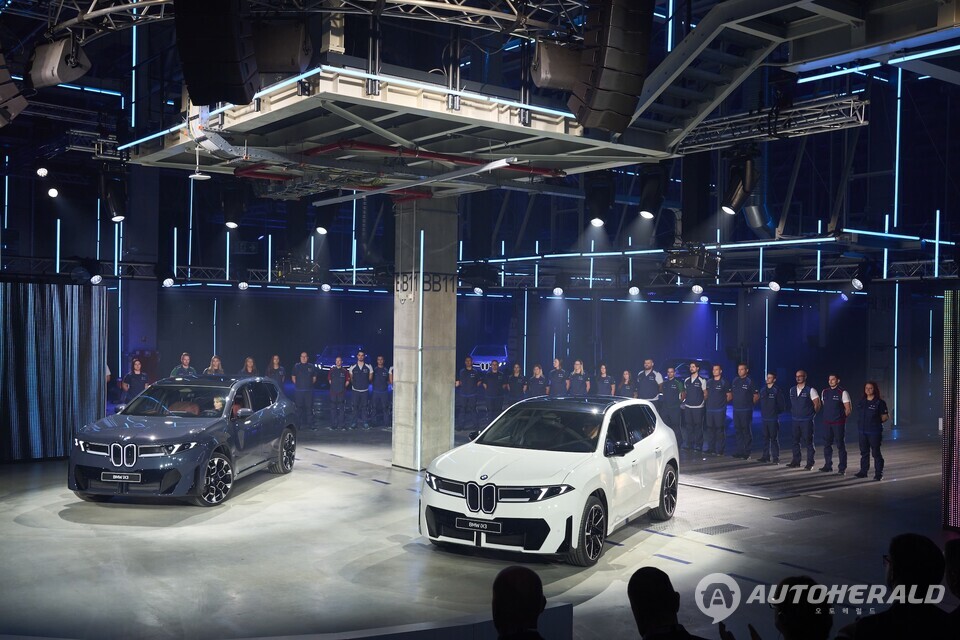 BMW 그룹 헝가리 데브레첸 공장에서 열린 가동 기념식에서 첫 양산형 신형 BMW iX3가 공개되고 있다. 이 공장은 BMW 최초의 순수 전기차 전용 공장이자 화석연료 제로 생산을 실현한 상징적 시설이다. (BMW)