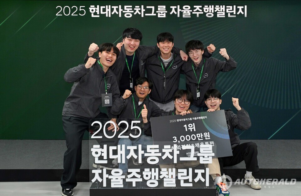 2025 자율주행 챌린지 2차 대회 최종 우승을 차지한 UNIST팀 단체 사진 (출처: 현대차그룹)