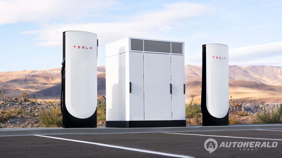 테슬라가 최대 500kW 출력을 지원하는 V4 슈퍼차저 보급에 돌입했다(출처: 테슬라)