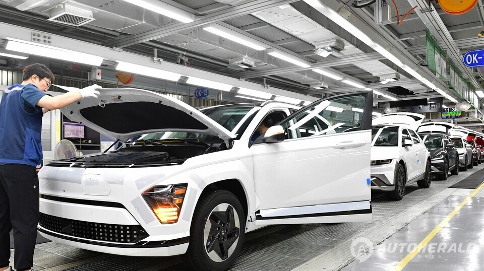 현대차 울산1공장 코나 EV 생산 라인. 자동차 업계가 정부의 2035년 국가온실가스감축목표가 내연기관차 판매를 전면 금지해야 가능한 수준이라며 정책 수정을 요구하고 나섰다.(현대자동차)