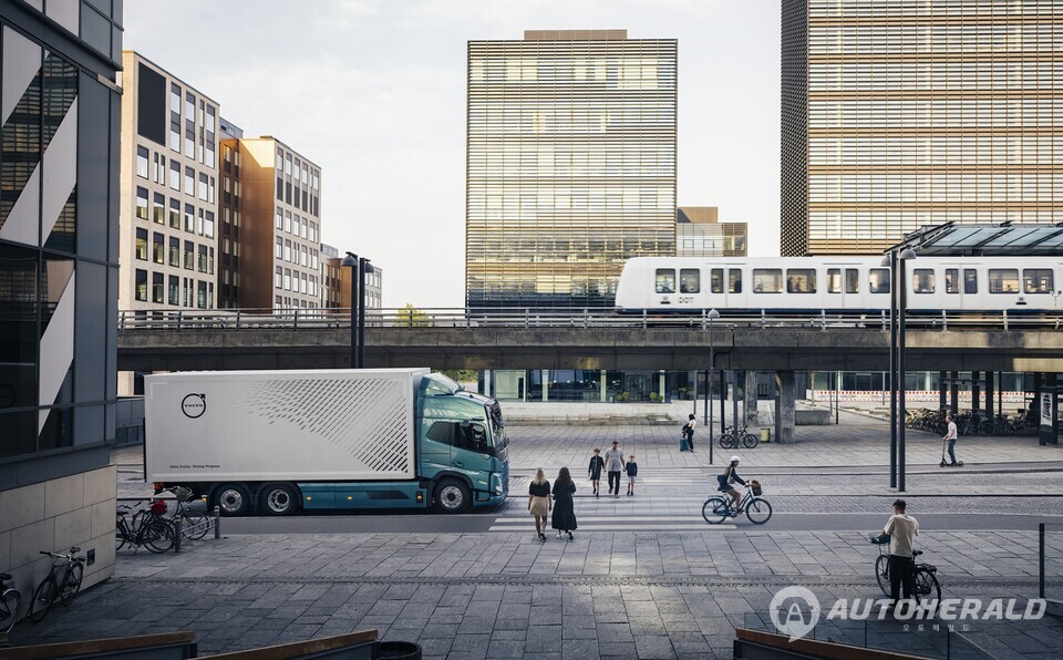 볼보 FH에어로 6x2와 FM 6x2은 도심 교통 상황에서 보행자 등 도로 이용자를 보호하기 위해 설계된 우수한 시야 확보와 뛰어난 성능의 능동형 안전 시스템을 바탕으로 ‘시티 세이프(City Safe)’ 평가도 충족시켰다. (출처: 볼보트럭)