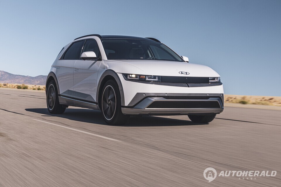 현대차가 고율 관세, 전기차 세액 공제 혜택 만료에서 아이오닉 5의 가격을 파격적으로 내리는 역공에 나섰다. (현대자동차)