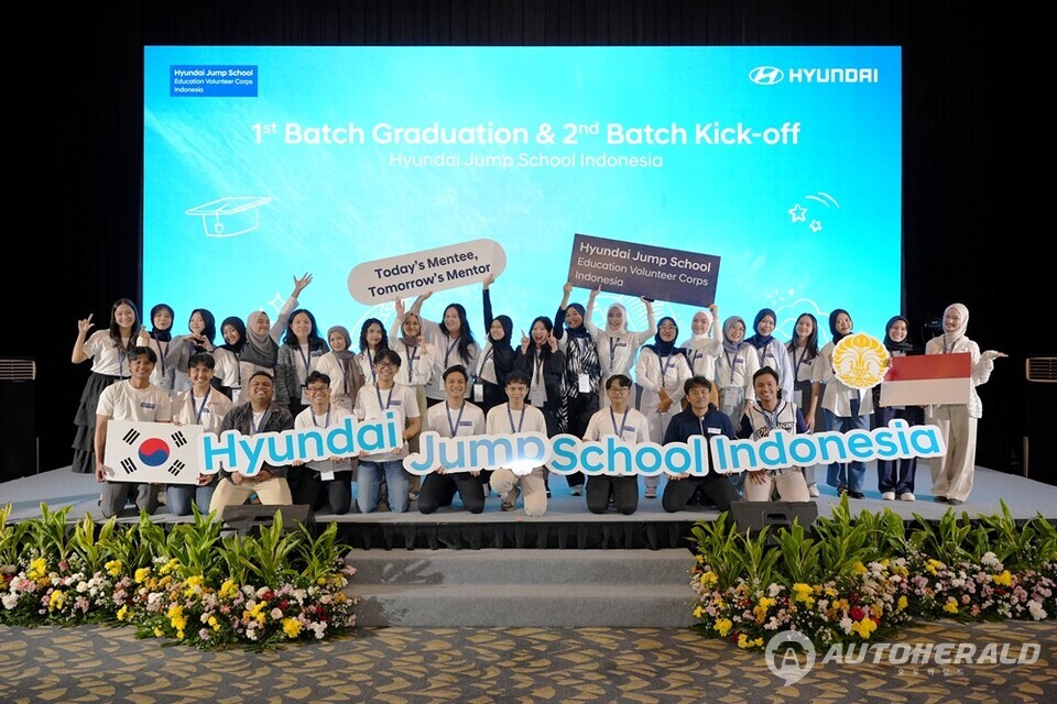 ‘H-점프스쿨 인도네시아’ 참가자들이 단체사진을 촬영하고 있는 모습 (출처: 현대차그룹)