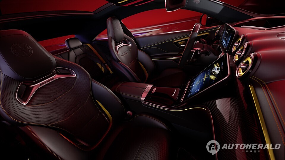 해당 모델은 마누팍투어 그라파이트 그레이 마그노 컬러에 노란색 라인과 AMG 레터링 필름을 적용해 스포티하면서도 젊은 감각을 표현했다(출처: 벤츠)