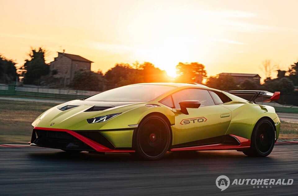 일반 도로 주행이 가능한 버전으로 개발된 람보르기니 우라칸 STO. 람보르기는 이에 더해 캠핑 등 일상에서 사용이 가능한 슈퍼카 개발을 예고했다. (람보르기니)