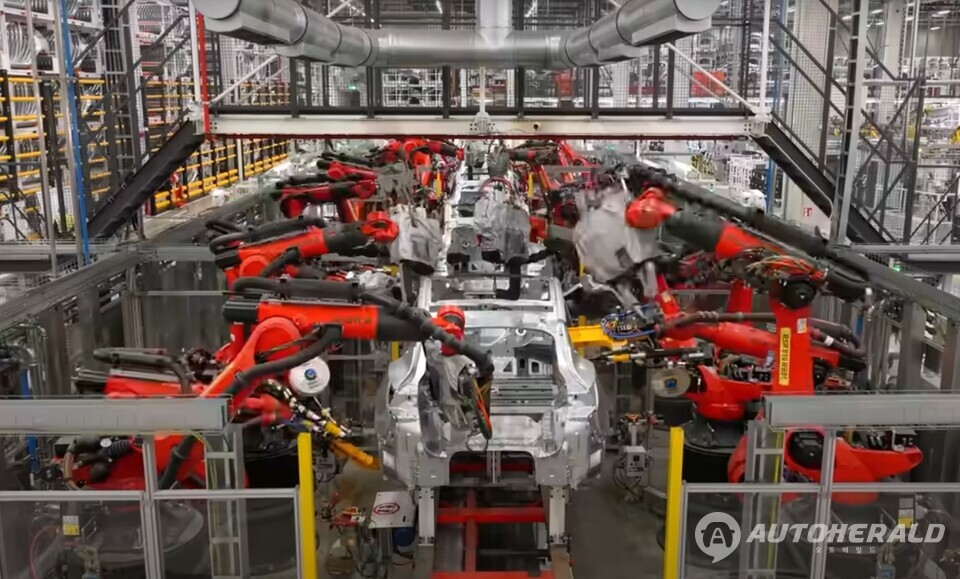 3분기 호실적에도 전문가들은 미국 내 전기차 세액공제 종료가 향후 악재로 작용할 것으로 내다봤다(출처: 테슬라 유튜브 캡처)