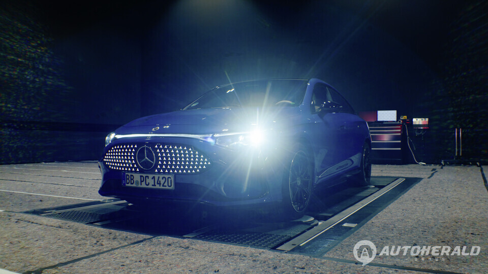 도로 환경을 재현한 실내 조명 테스트 구간을 달리는 모습. (메르세데스 벤츠)