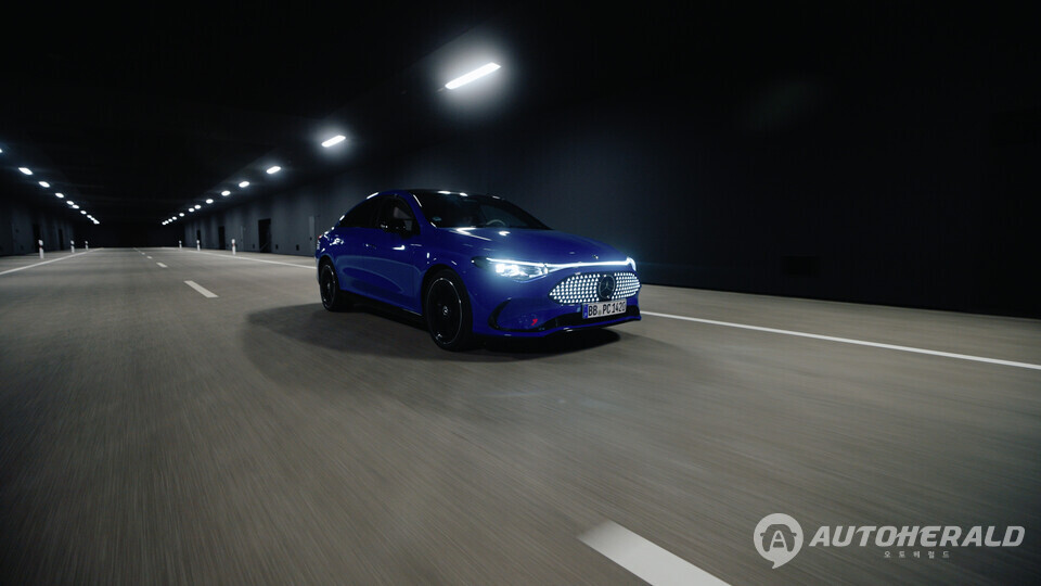 메르세데스-벤츠 임멘딩겐 조명 테스트 센터에서 시험 주행 중인 차량. (메르세데스 벤츠)