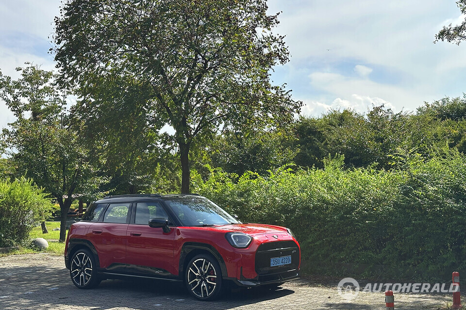 미니 첫 전기 JCW 에이스맨은 강력한 퍼포먼스와 우수한 효율성이 주요 특징이다(오토헤럴드 김훈기 기자)
