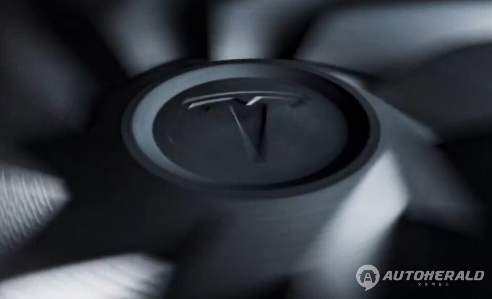 이번 모델 Y 스탠다드 버전은 옵션을 낮춰 판매 시작 가격을 낮춘 부분이 주요 특징이다(출처: 테슬라)