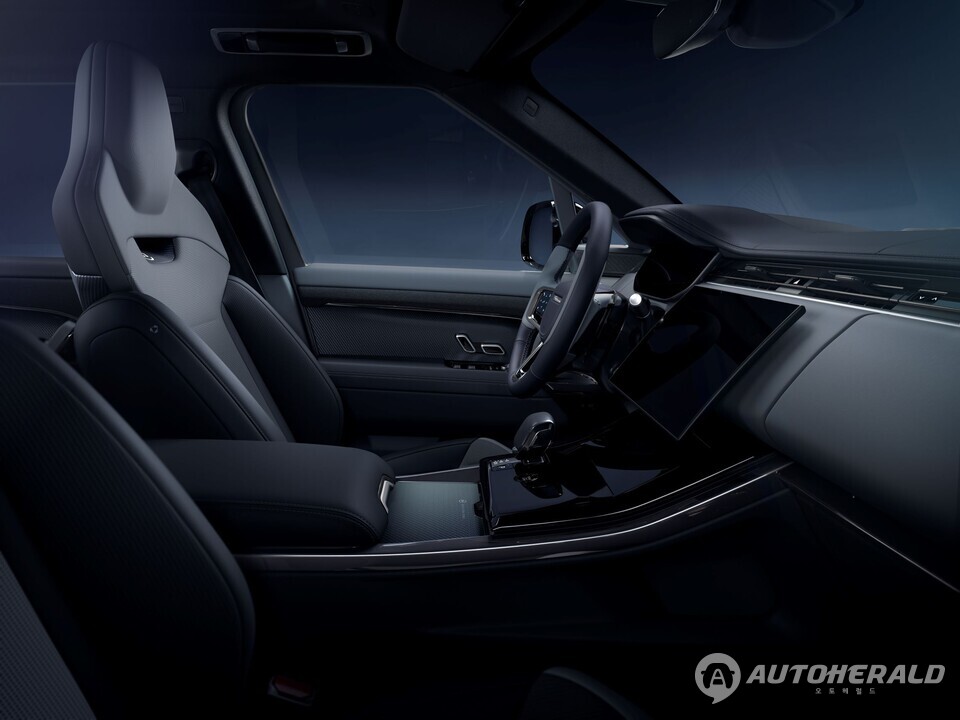 레인지로버 스포츠 SV 실내 (출처: 랜드로버)