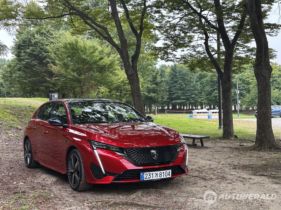 푸조 308 스마트 하이브리드는 순수전기차와 같은 주행 질감을 전달한다(오토헤럴드 김훈기 기자)