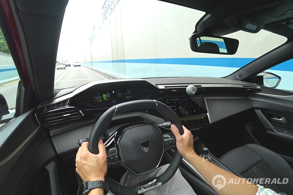 높은 연료 효율성의 중심에는 6단 듀얼 클러치 변속기 e-DCS6 영향이 가장 크다(오토헤럴드 김훈기 기자)