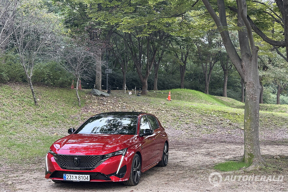 푸조 308 스마트 하이브리드 판매 가격은 알뤼르 트림이 3990만 원, GT 트림이 4650만 원이다(오토헤럴드 김훈기 기자)