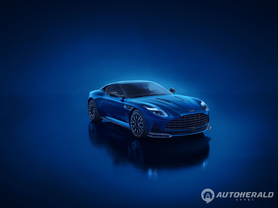 애스턴마틴 DB12 S 정면 3/4뷰. 새로운 듀얼 엘리먼트 프런트 스플리터와 보닛 루버가 강렬한 인상을 완성한다. (애스턴마틴)