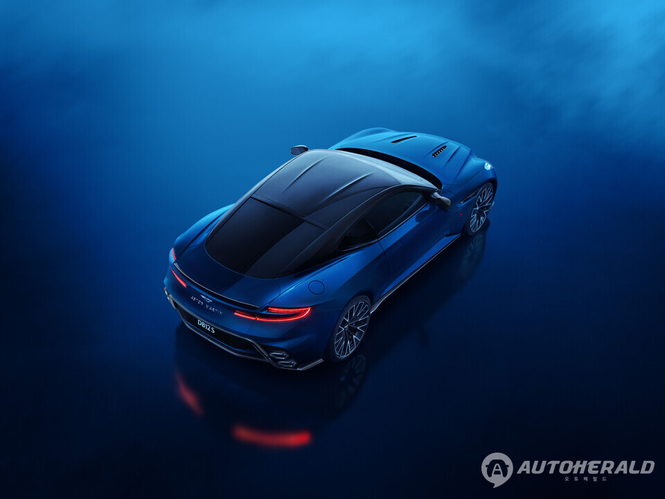 상부에서 본 DB12 S. 유려한 루프 라인과 후면 디퓨저가 조화를 이루며, 공력 성능을 극대화한다. (애스턴마틴)