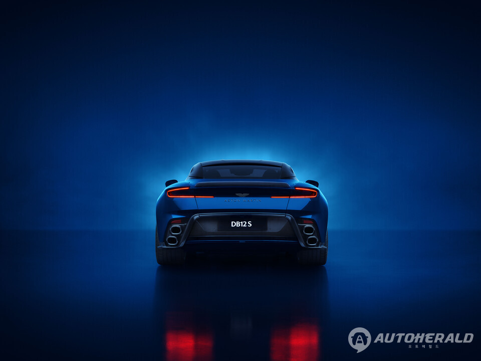 DB12 S의 후면 디자인. 고정형 리어 스포일러와 쿼드 테일파이프가 고성능 ‘S’ 모델의 정체성을 강조한다. (애스턴마틴)