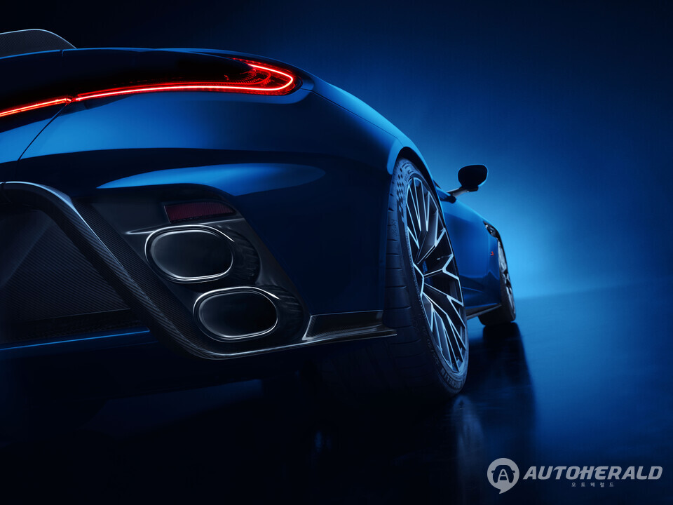 리어 디퓨저와 쿼드 배기구 디테일. 티타늄 소재 배기 시스템은 무게를 줄이면서도 깊이 있는 사운드를 구현한다. (애스턴마틴)