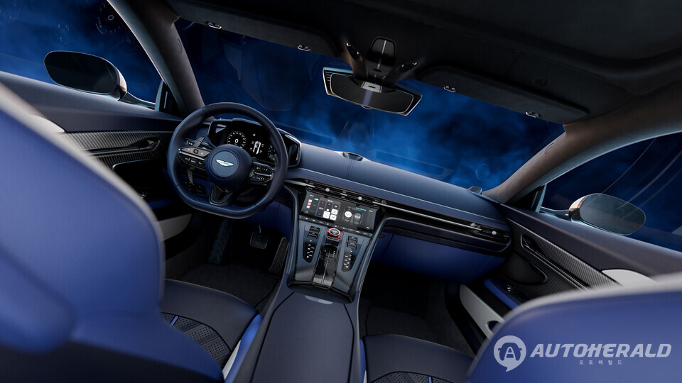 DB12 S 인테리어. 드라이버 중심 설계와 레드 아노다이징 처리된 드라이브 모드 다이얼이 눈길을 끈다. (애스턴마틴)