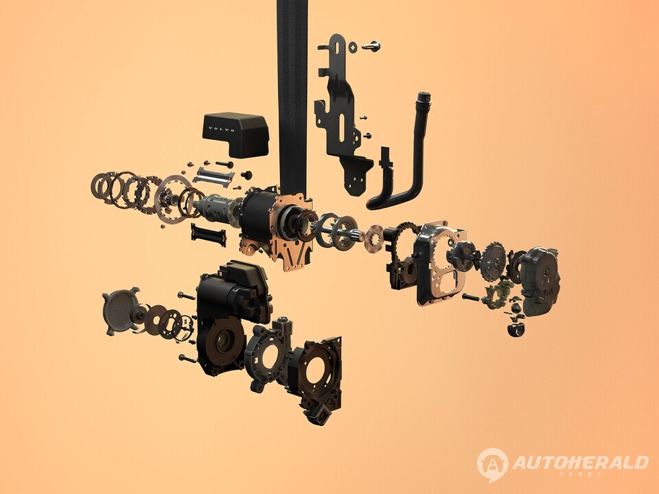 탑승자의 체형과 사고 상황에 맞춰 벨트의 하중을 자동으로 조절하는 볼보 멀티 어댑티브 안전벨트. (볼보)